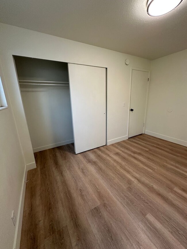 Building Photo - Beautiful Salt Lake Condo!