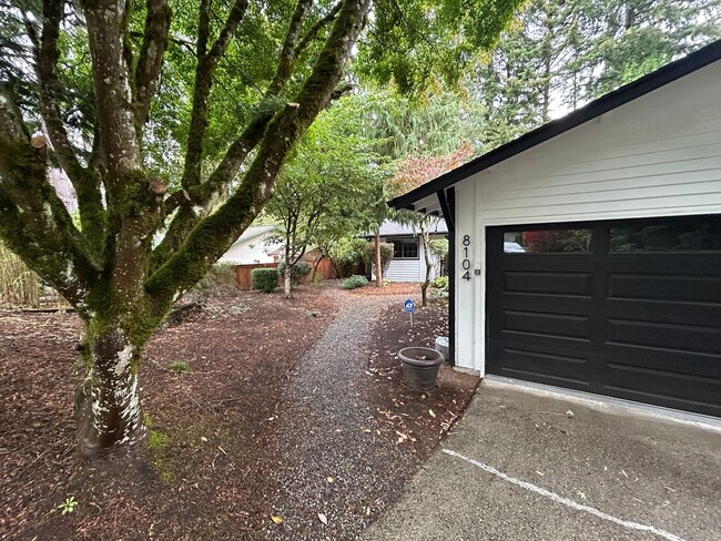 Building Photo - Rosehill/Redmond 3 Bedroom Plus Den Ramble...