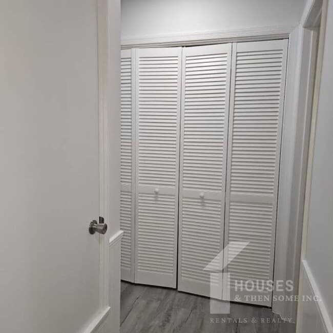 Building Photo - 10 River Ct