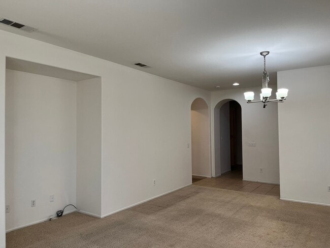 Building Photo - 3 bedroom- 2 bath Home in Victorville!