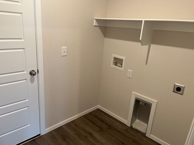 Building Photo - Your Next Home Awaits! | Pre-Leasing a Spacious 4-Bed, 2-Bath Home in Somerset