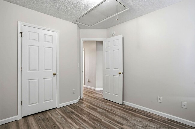 Building Photo - AVAILABLE NOW – Beautiful 3 Bed / 2.5 Bath Townhome in Prime North Raleigh Location