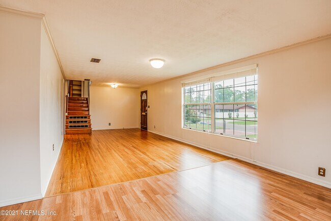 Building Photo - 2027 Courtney Dr