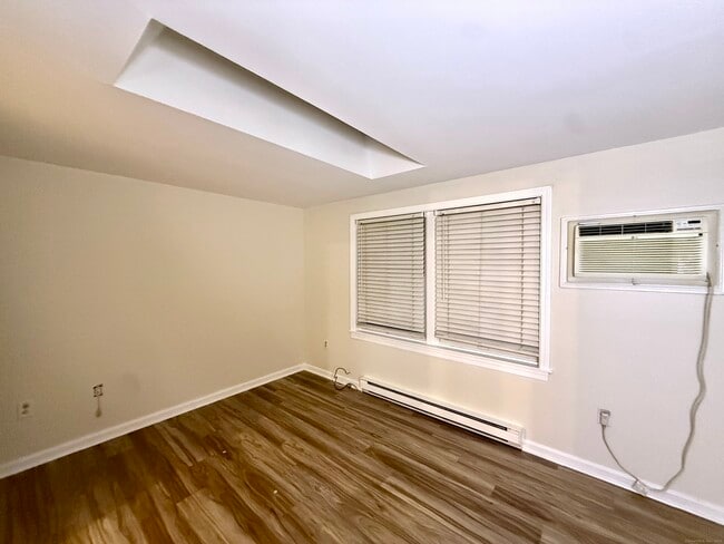 Building Photo - 133 Main St