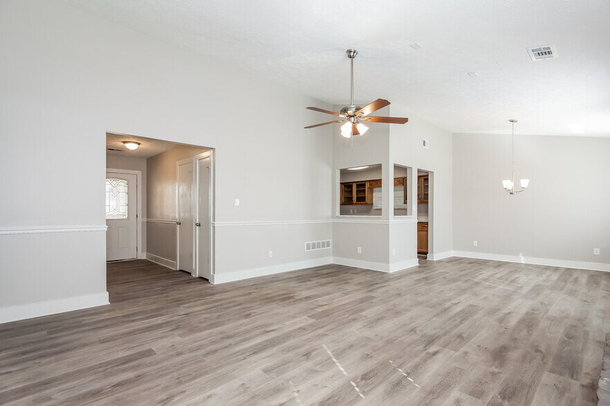 Building Photo - 9453 Forest Knoll Dr