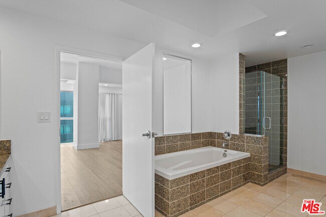 Building Photo - 13700 Marina Pointe Dr