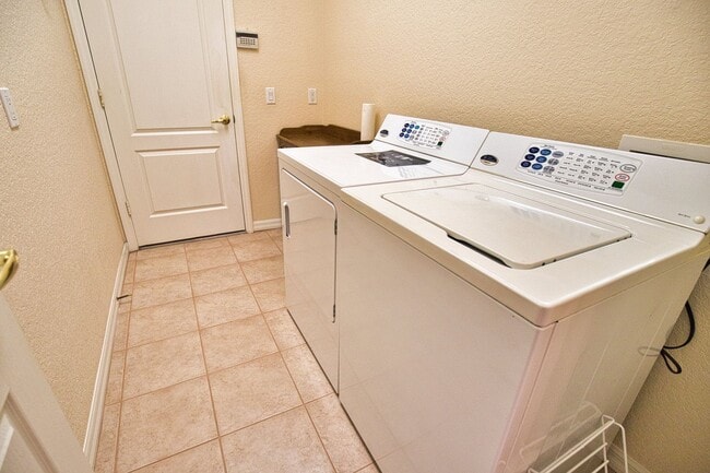 Building Photo - Annual Unfurnished Villa, 2 Bedrooms, 2 Ba...