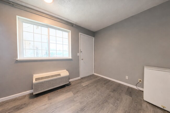 Building Photo - All-Inclusive Studio | Electric, Water, WiFi & Cable Included | Renovated | Columbus KS