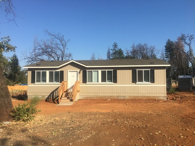 Primary Photo - Paradise Location with end of road privacy...