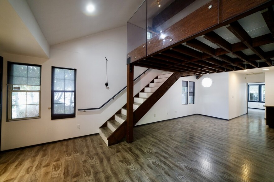 Building Photo - 1201 N Orange Dr