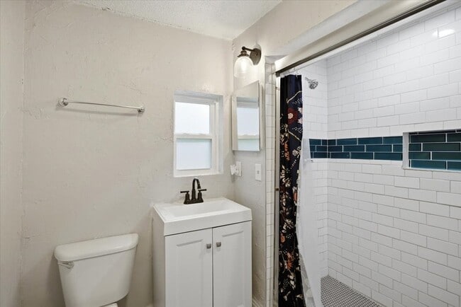 Building Photo - 4024 Collinwood Ave