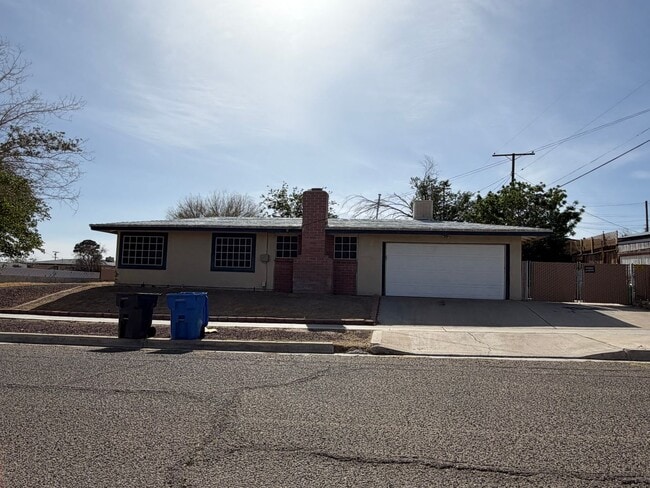 Building Photo - 3 Bedroom 2 Bathroom House on Corner Lot with 2 Car Garage Locate din Irwin Estates