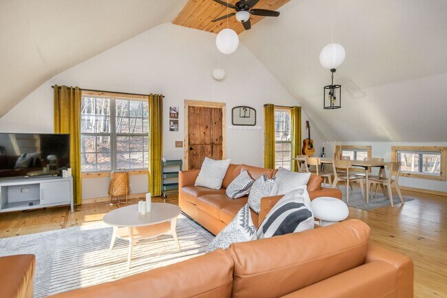 Building Photo - Barn-Style Modern Farmhouse with Mountain Views in Candler — 30 Minutes to Downtown Asheville