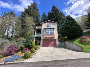 Building Photo - THE FIRST FULL MONTH'S RENT IS FREE! Charming 3-Bedroom Tri-Level Retreat in Estacada with Spacio...