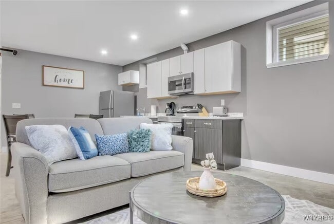 Building Photo - 140 Seymour St