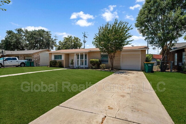 Building Photo - 121 Rosewood Dr