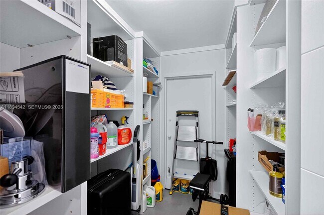 Building Photo - 2 Grove Isle Dr