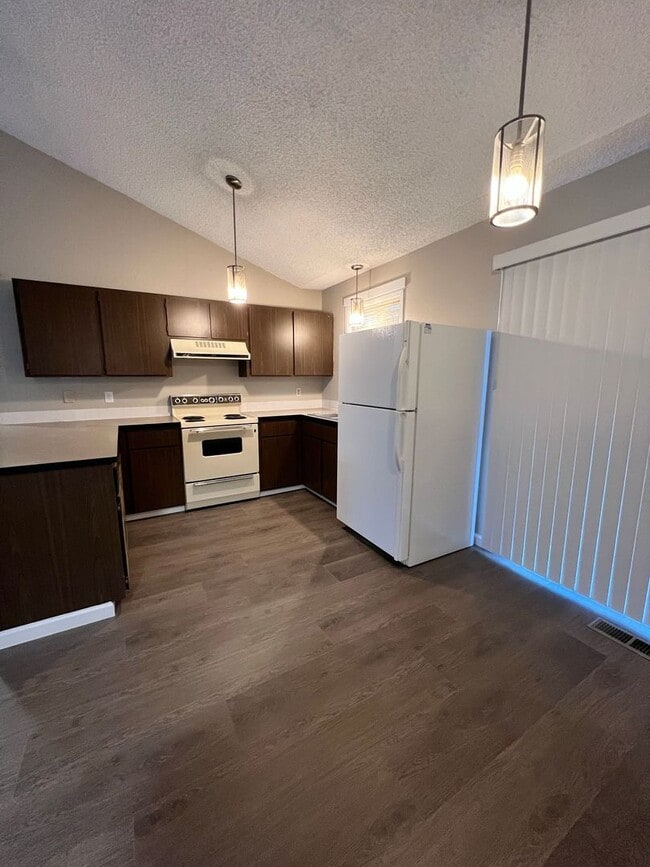 Building Photo - Spacious 2 Bedroom, 1.5 Bath Triplex in Clarkston