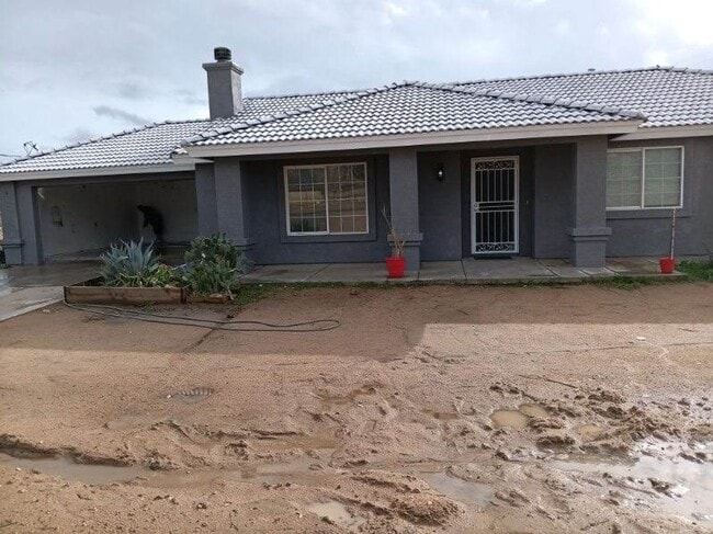 Building Photo - Charming 3 Bed, 2 Bath Home in Hesperia - Perfect for Your Family!