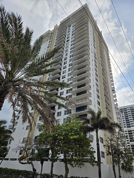 Primary Photo - 2101 S Ocean Dr