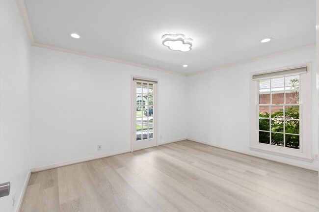 Building Photo - 6249 Overbrook Ln