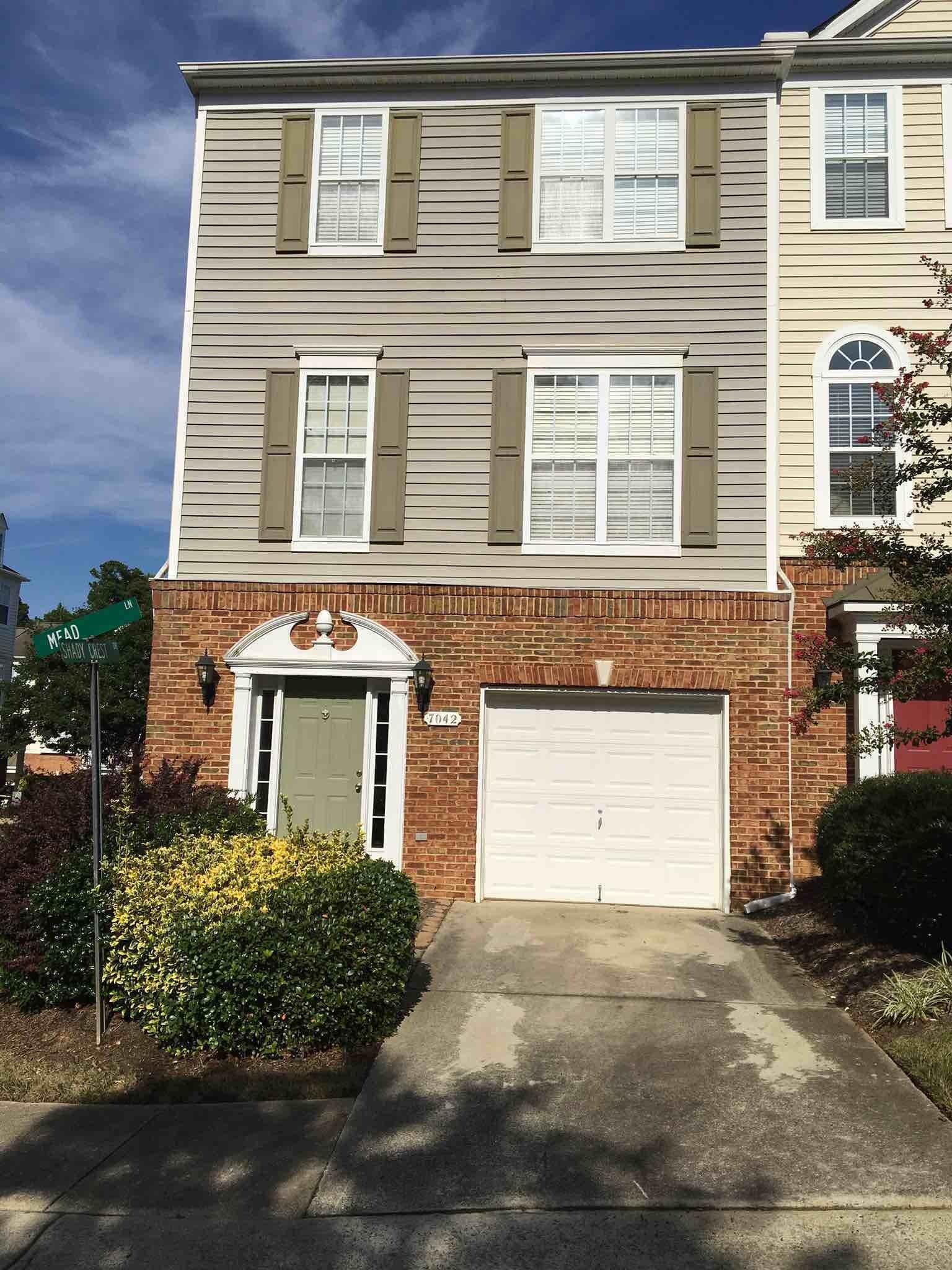 Fabulous end unit. - 7042 Mead Lane