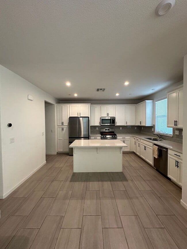 Building Photo - Modern Elegance in Roseville: Spacious 4 Bed, 3 Bath Home in Top School District!