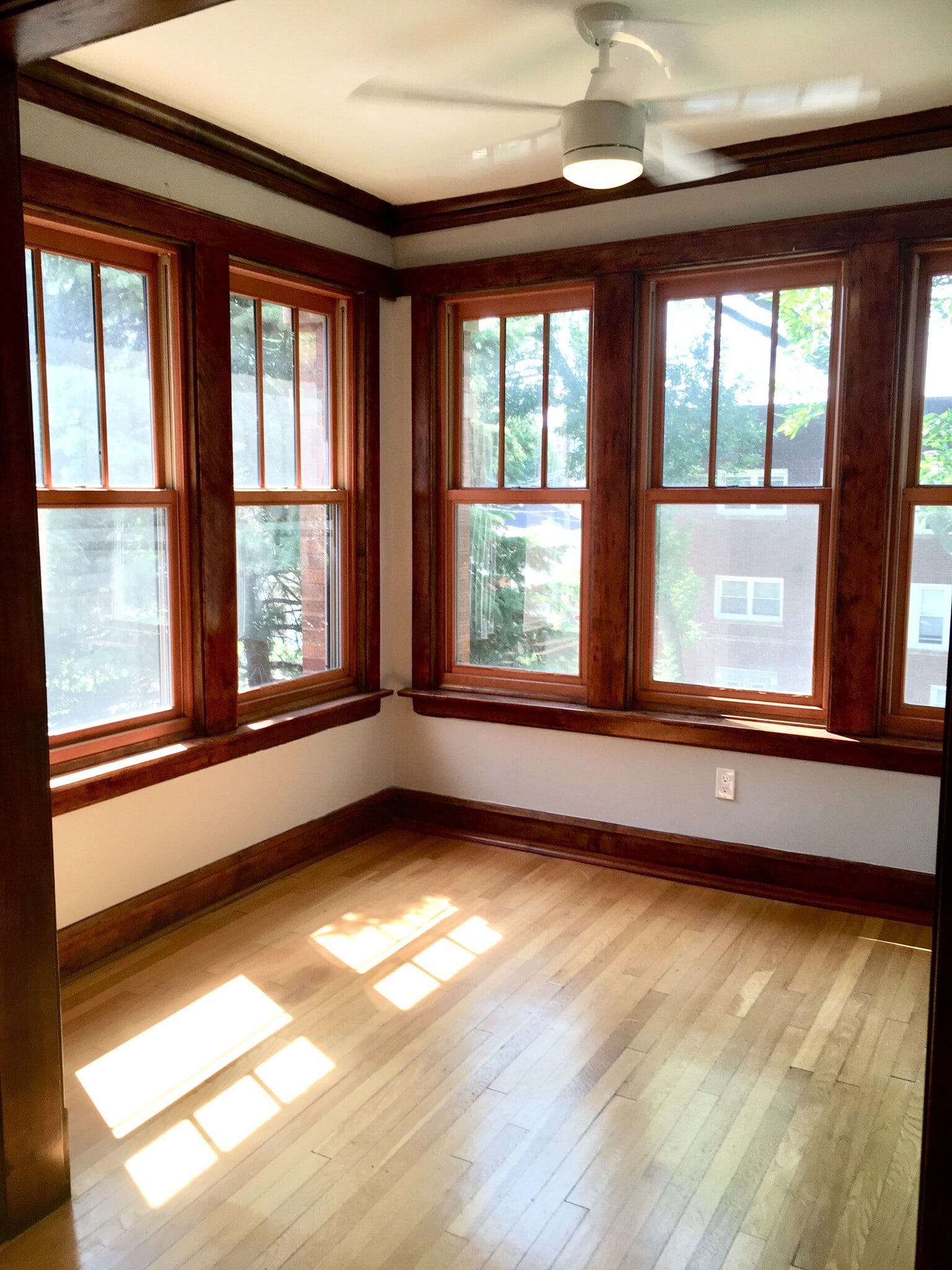 Sunroom/at home office - 2622 W Argyle St