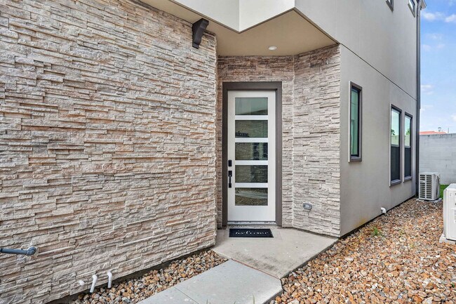 Building Photo - 2926 El Fenice Ln