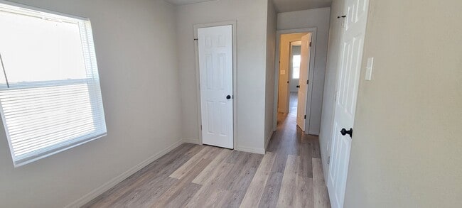 Building Photo - LARGE 2 BEDROOM HOME