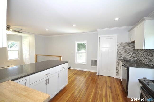 Building Photo - 17 Hough St