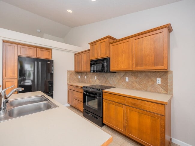 Building Photo - Charming River District Rancher | Double Vanity Suite | Walk to Orchard Park