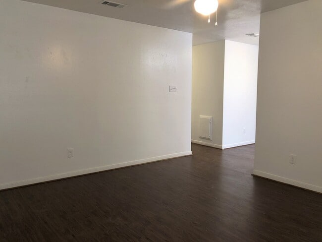 Building Photo - 2BR / 2BA Duplex with Fenced Yard in Bryan