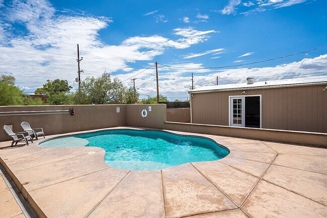 Building Photo - 928 E 6th St