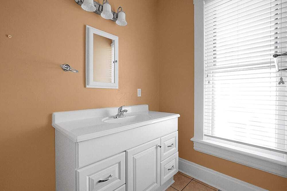 Full bathroom - 328 W 1st Ave
