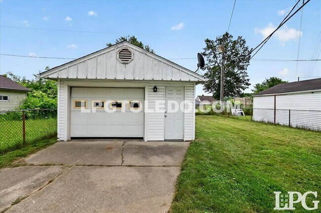 Building Photo - 3540 Bellevue Rd