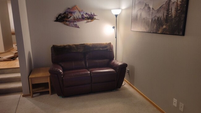 Building Photo - Spacious Townhome with Amazing Views