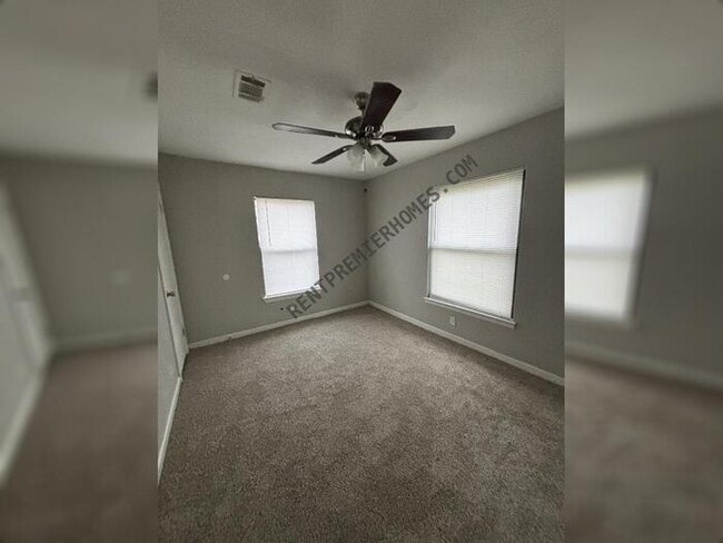 Building Photo - 1501 School Dr