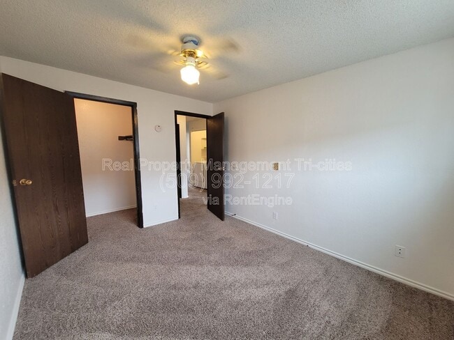 Building Photo - 3121 W Hood Ave