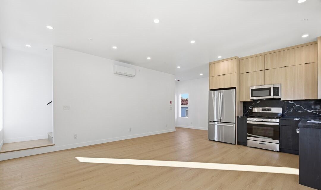 Building Photo - 2835 S Redondo Blvd