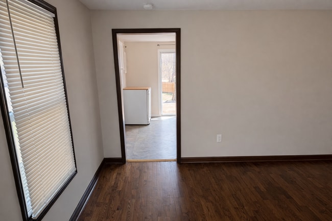 Building Photo - Super Cute Home