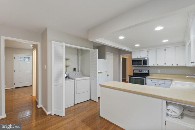 Building Photo - 6048 Redwood Ln