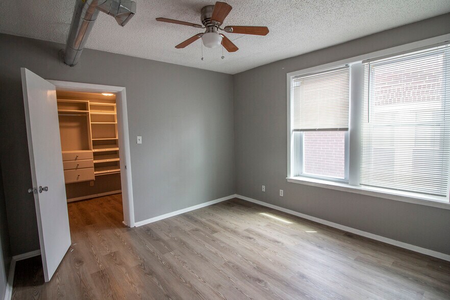 Building Photo - 4955 Lindenwood Ave