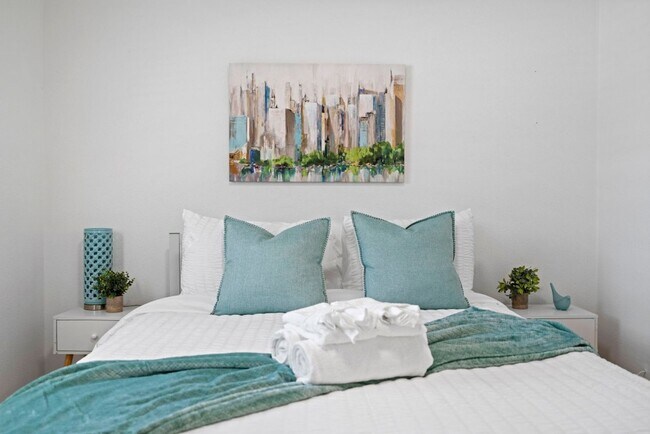 Building Photo - Stylish Tranquil duplex - Near Belleair Beach