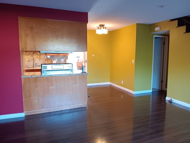 Building Photo - Charming 2-Bedroom, 2-Bathroom Gardena Condo with In-Unit Laundry and Tesla Charger