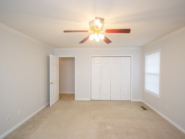 Building Photo - Beautiful full brick home!