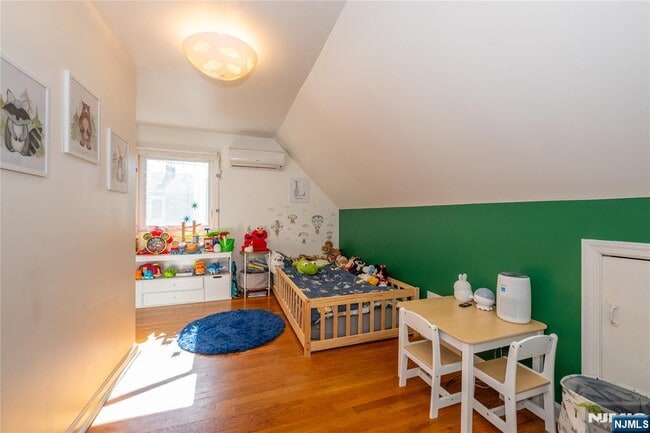 Building Photo - 16-15 Well Dr