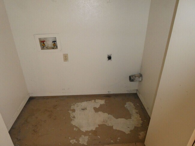 Building Photo - Key Properties3 (8705 Pineridge Dr)