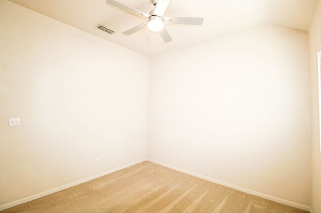 Building Photo - ************Move In Special- 2 WEEKS FREE!!!!************