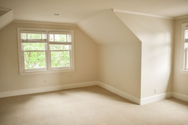 Building Photo - Three bedroom and Two Bathroom home in Portland Heights! Gourmet Kitchen and incredible natural L...